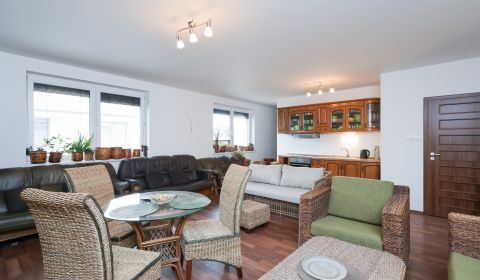 Moderne 3-Zimmer-Wohnung mit Terrasse in Galanta