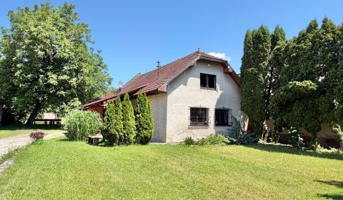 Charmantes Einfamilienhaus mit großem Garten in Belá-Dulice