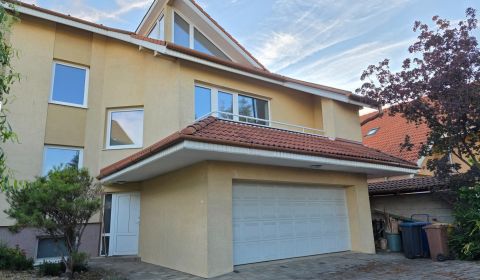 ZU VERKAUFEN – Architektonisch ungewöhnliches Familienhaus – Nitra