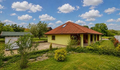 Schönes Familienhaus mit großem Grundstück und Garten im Dorf Čaradice