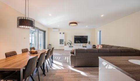 Modernes Einfamilienhaus in Viničné mit Garten und Garage