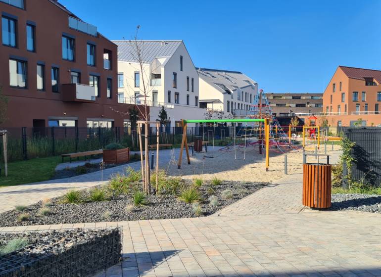 Hof mit Kinderspielplatz zwischen Wohnhäusern in der Perlová-Straße in Bratislava - Jarovce.