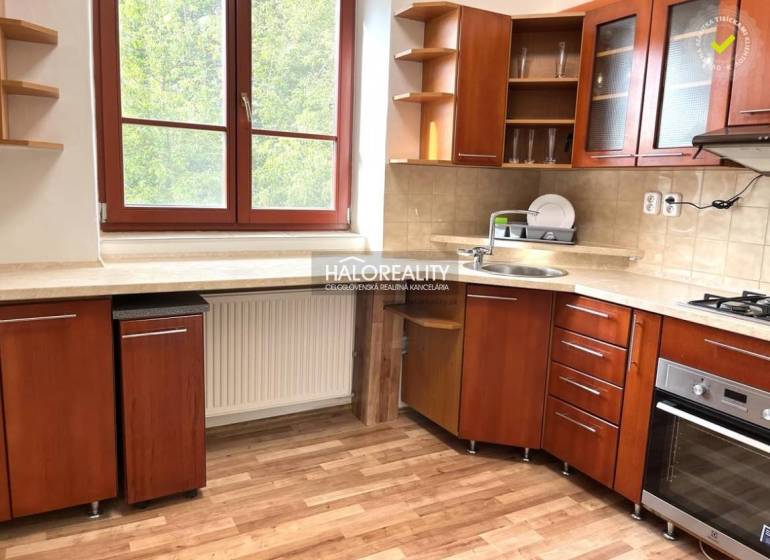 Küche in einer 3-Zimmer-Wohnung mit Holzküche, Fenster mit Blick ins Grüne.