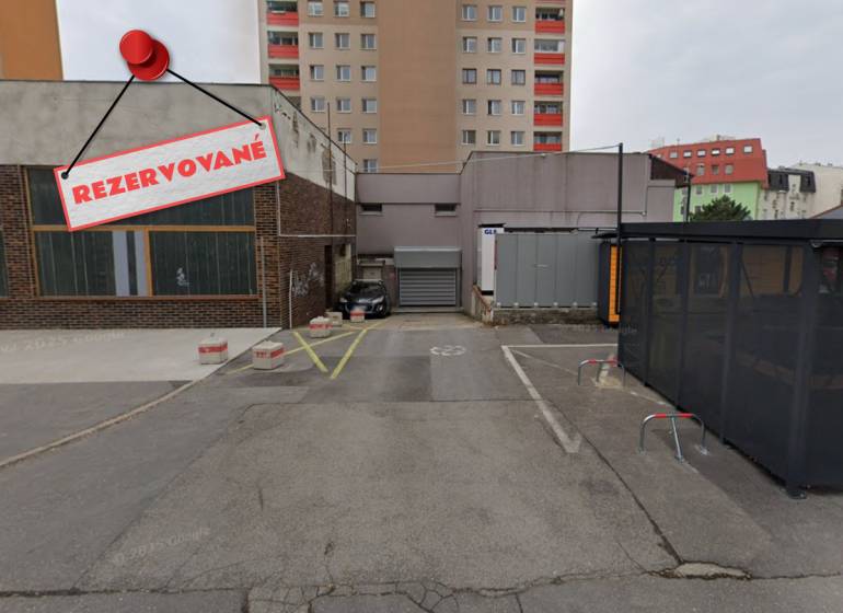 Reservierter Parkplatz bei den Garagen in der Budyšínska-Straße in Bratislava - Nové Mesto.