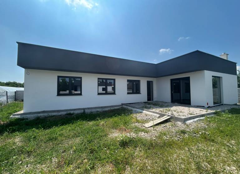 Ein Einfamilienhaus in Žihárec mit Garten und modernen architektonischen Elementen.