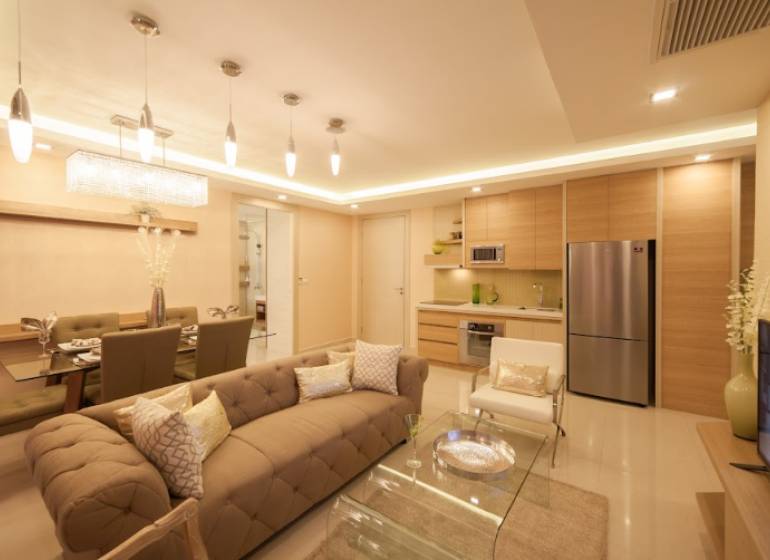 3-Zimmer-Wohnung mit Küche, Esszimmer und Wohnzimmer in sanften Farbtönen.