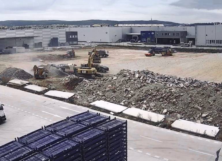 Baustelle mit Maschinen und Schutt in Bratislava - Devín, Lager und Hallen.