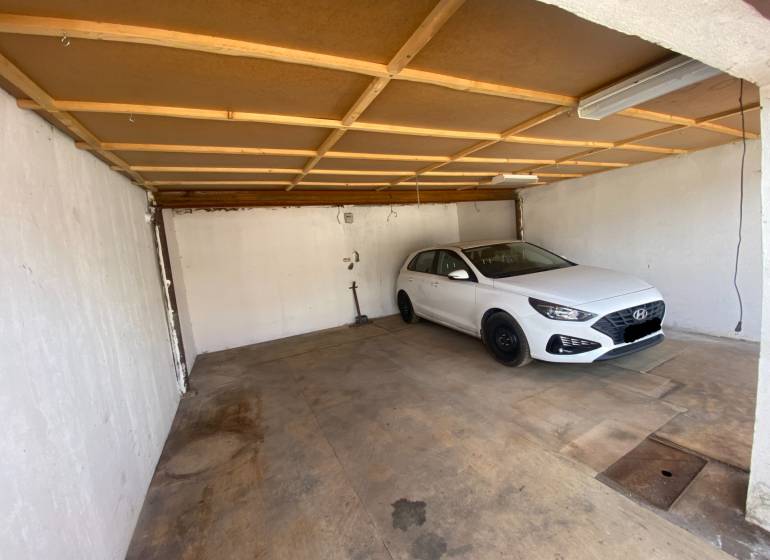 Ein Auto, das in einer Garage in der Kolárska-Straße in Spišská Nová Ves geparkt ist.