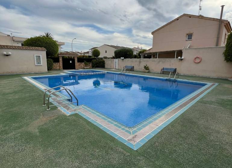 Santiago de la Ribera zeigt den Innenhof eines Einfamilienhauses mit Pool und Bänken.