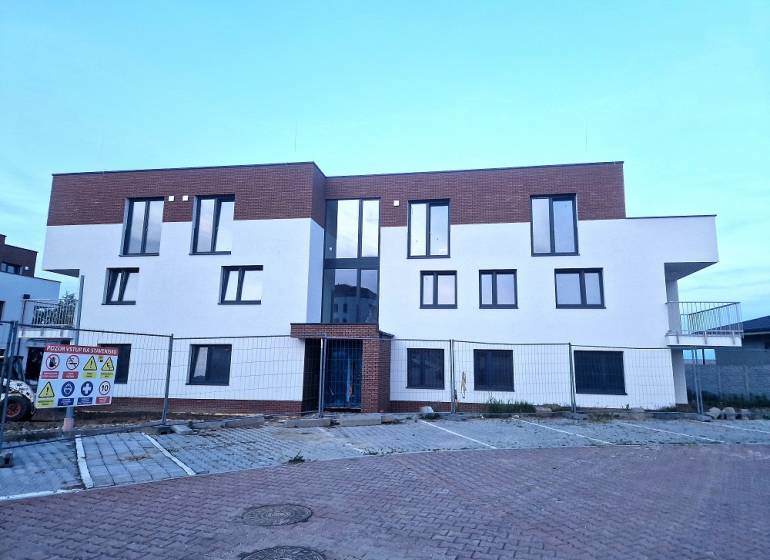 In der Vtáčia-Straße in Senec befindet sich ein Wohnhaus mit Zwei-Zimmer-Wohnungen.