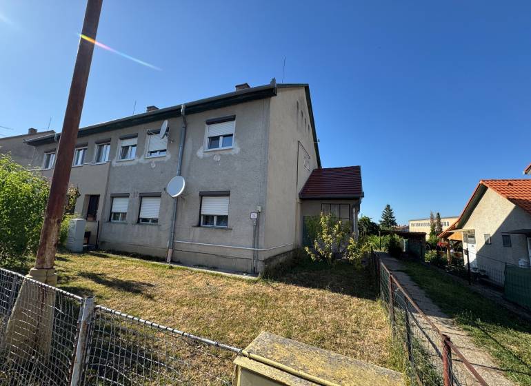 Exterieur einer 3-Zimmer-Wohnung in der Straße Obrancov mieru in Šahy, mit Satellit und Rasen.