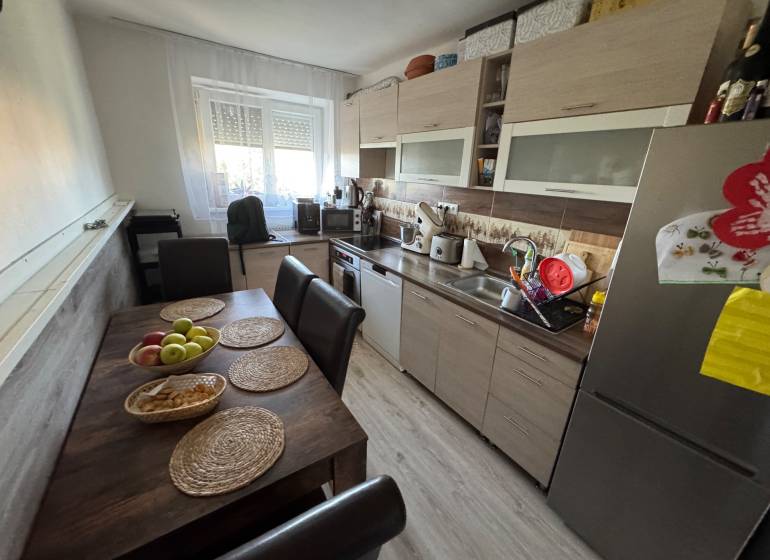 Küche mit Esstisch und moderner Küchenzeile in einer 3-Zimmer-Wohnung.