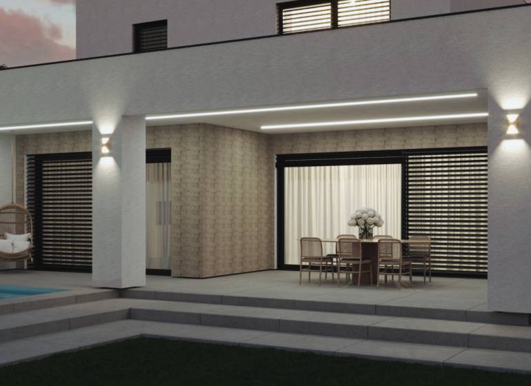Ein Einfamilienhaus in Opoj mit Terrasse, Pool und Gartenlaube bei Sonnenuntergang.