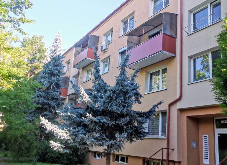 Wohnhaus in der Hviezdoslavova-Straße in Zlaté Moravce mit drei Stockwerken und Balkonen.