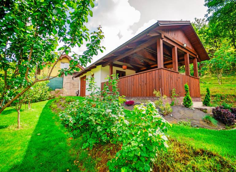 Ein Holzpavillon umgeben von Grün auf einem Grundstück in der Gemeinde Pružina, Bezirk Pružina, bestimmt zum Wohnen.