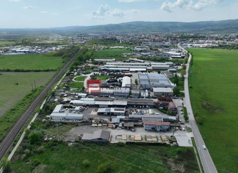 Luftaufnahme von Geschäftsräumen an der Šenkvická-Straße in Pezinok, umgeben von Natur.