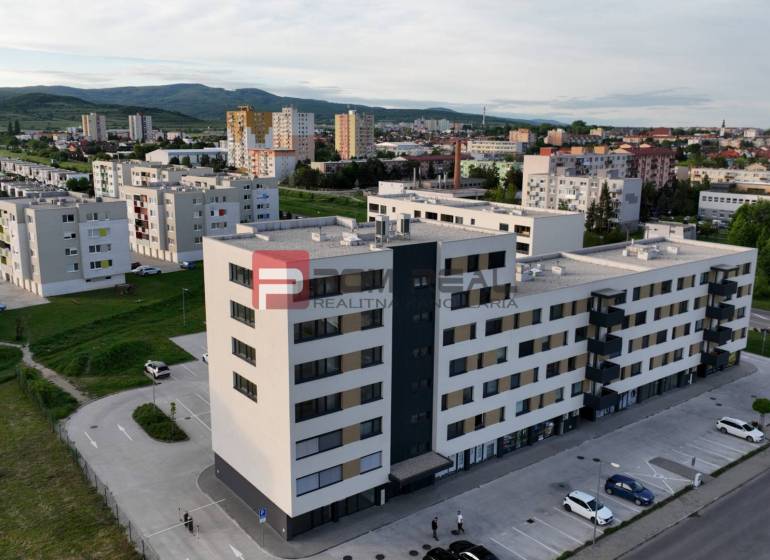 Geschäftsräume in der Obchodná-Straße in Pezinok, umgeben von Wohnhäusern und Grünflächen.
