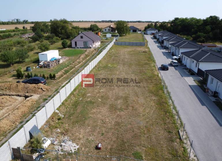 Grundstücke - Wohnen in Štefanová, neben einer leeren Parzelle, umgeben von ländlichen Häusern und Grünflächen.