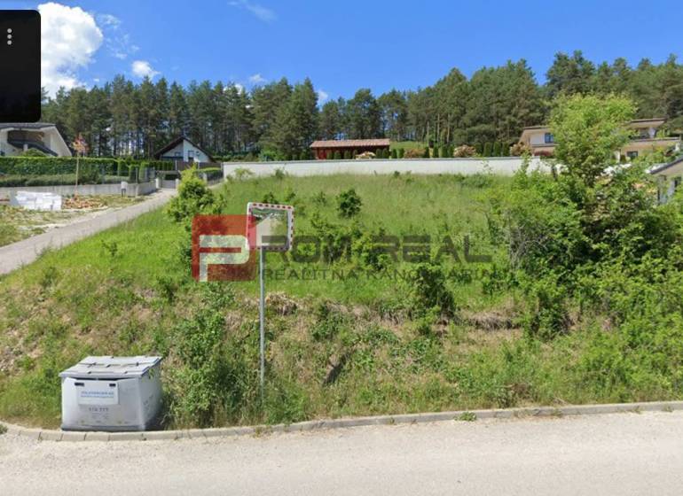 Grünflächen und Häuser in Pružina, Grundstücke - Wohnen am Waldrand.