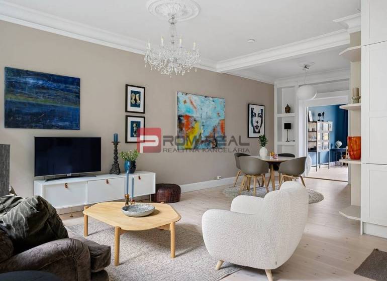 Gemütliches Wohnzimmer mit Möbeln und Kunstwerken in einer 3-Zimmer-Wohnung.