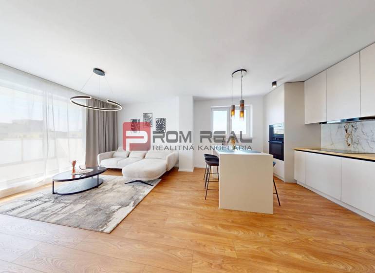 Wohnzimmer mit Küche in einer 2-Zimmer-Wohnung, helles Sofa und Esstisch-Insel.