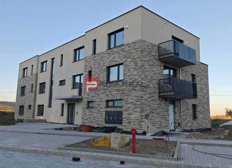 Neubau mit Ziegelverkleidung in der Straße in Pezinok umfasst 2-Zimmer-Wohnungen.