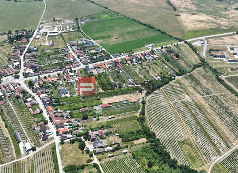 Luftaufnahme von Dubová, geordnete Straßen und umliegende Felder, Grundstücke - Wohnen.