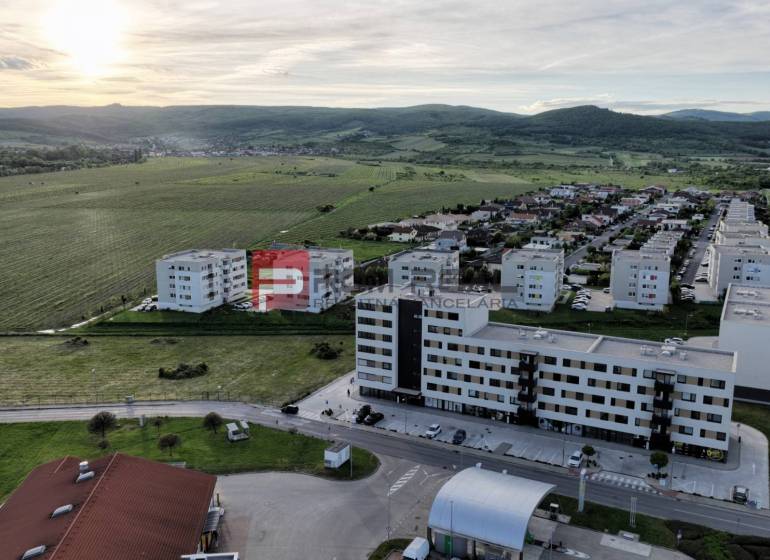 Luftaufnahme eines Viertels mit 4-Zimmer-Wohnungen in der Obchodná-Straße in Pezinok.