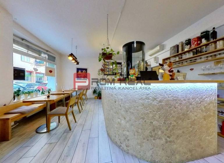Stilvolles Interieur mit Bartresen und Holzmöbeln, Geschäftsräume.