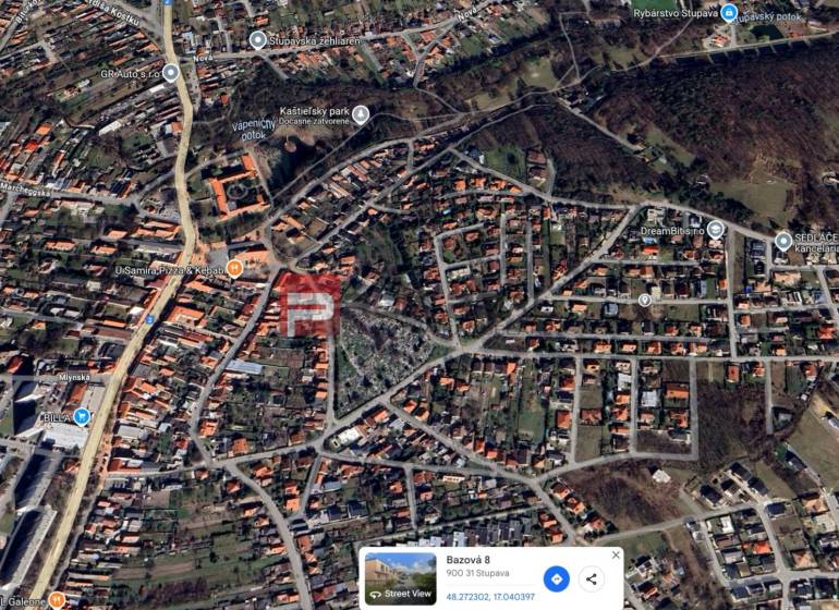 Luftaufnahme der Straße Bazová in Stupava, mit Fokus auf Grundstücke - Wohnen.