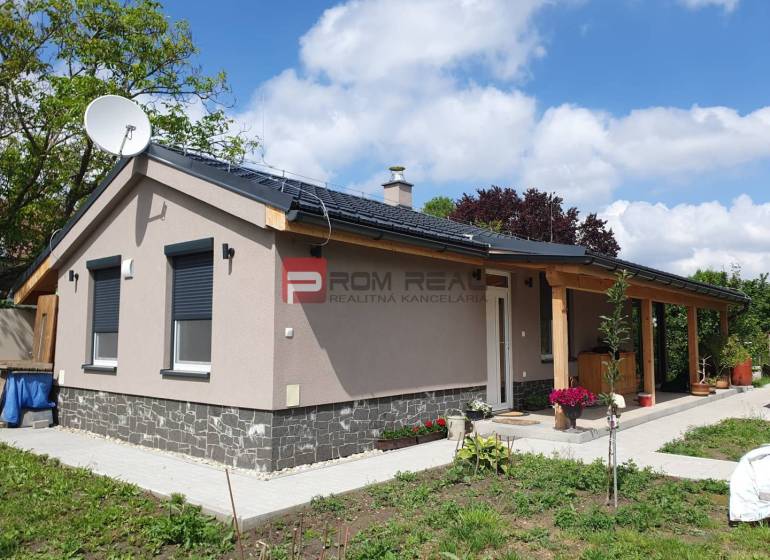 Ein Einfamilienhaus geeignet zum Wohnen auf Grundstücken in Marianka in der Straße Na Tálkoch.