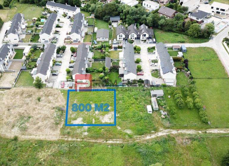 Ein Grundstück mit einer Fläche von 800 m² in Marianka, Na Ovsisku, umgeben von Wohnhäusern zum Wohnen.