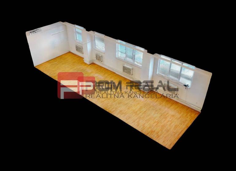 Interieur eines Lagers und einer Halle mit Holzboden und großen Fenstern.
