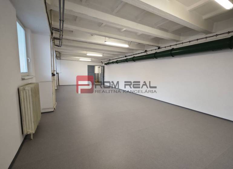 Geräumiges Interieur, weiße Wände, hohe Decke, LED-Beleuchtung, Lager und Hallen.