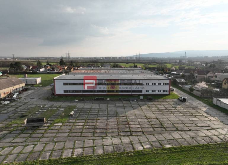 Produktionsräume in der Pezinska-Straße in Vinosady, umgeben von Grünflächen und Straßen.