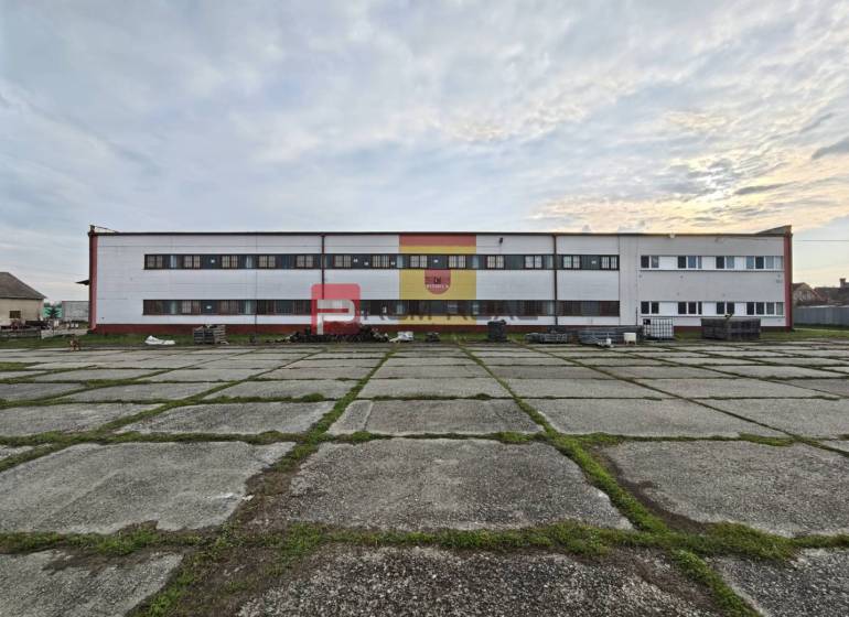 Produktionsräume Vinosady in der Pezinska-Straße mit einem weitläufigen Parkplatz.