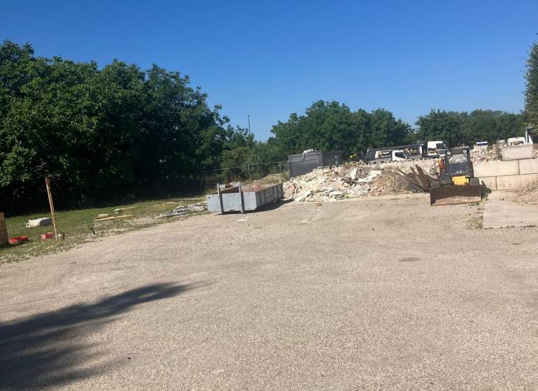 Baustelle mit Containern und Bauschutt auf Gewerbegrundstücken in der Popradská in Bratislava - Podunajské Biskupice.