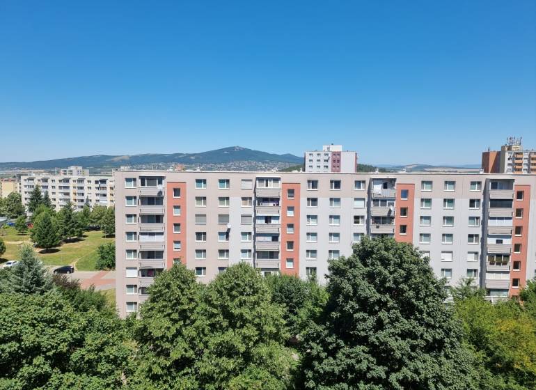 Ein Blick auf die Wohnhäuser in Nitra in der Petzwalova-Straße mit Aussicht auf die umliegende Natur.