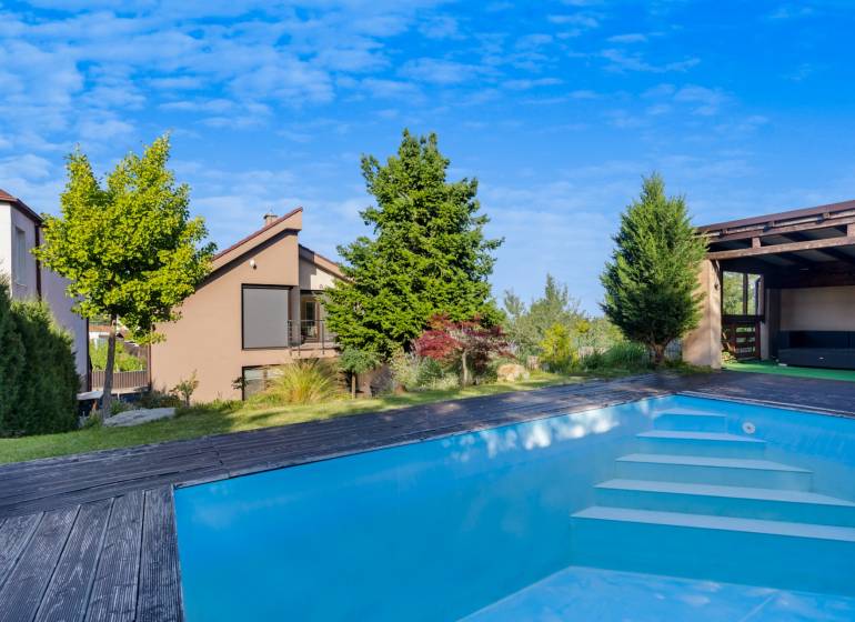 Der Garten eines Einfamilienhauses in Bratislava - Rača in der Zvončeková Straße mit Pool und Pavillon.