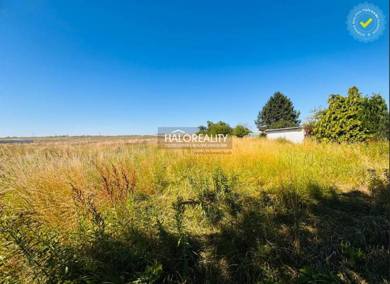 Grundstücke - Wohnen in Horná Krupá mit Grünflächen und blauem Himmel im Hintergrund.