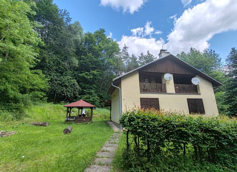 Hütte auf der Dobra in Kvakovce, umgeben von Grün, in der Nähe des Waldes und des Pavillons.
