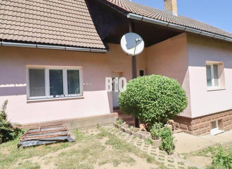Ein Einfamilienhaus in Podhradí mit einer Satellitenschüssel und einem gestalteten Außenbereich.