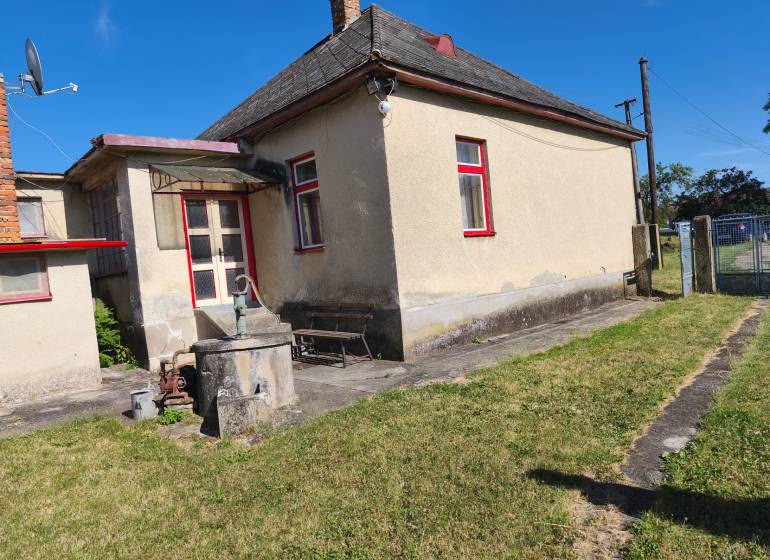 Ein Einfamilienhaus in Obsolovce in Horné Obdokovce im ländlichen Stil mit einem schönen Garten.