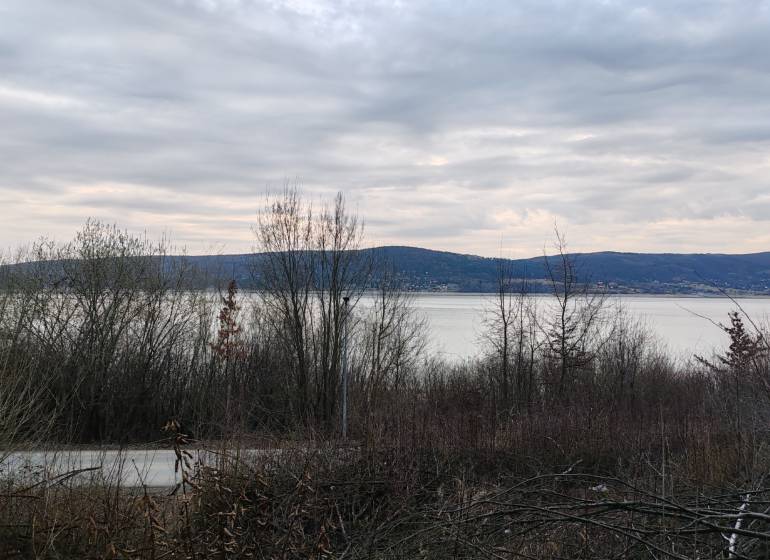Freizeitgrundstücke in der Eva-Straße in Holčíkovce bieten Blick auf den See und die Berge.