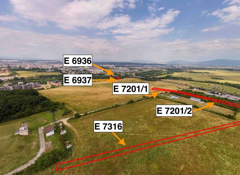 Landwirtschaftliche und forstwirtschaftliche Flächen in Košice, Stadtteil Luník IX auf einem Panoramafoto.