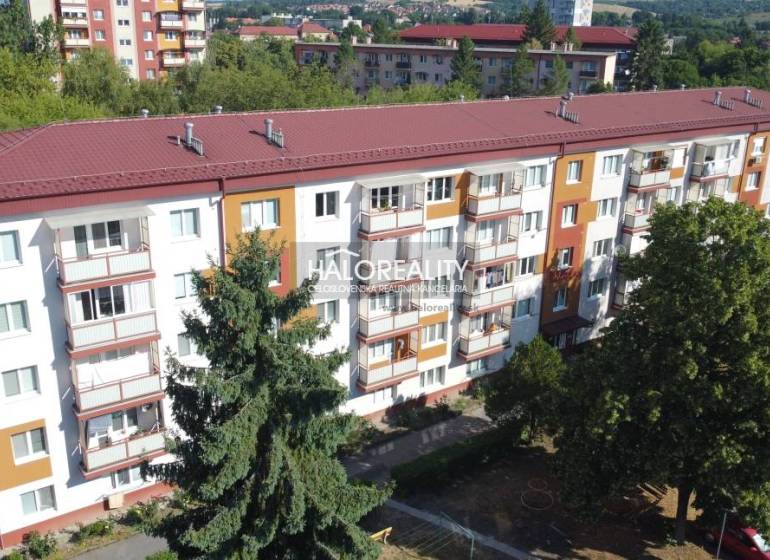 Blick auf ein Wohngebäude in Rimavská Sobota mit einem Angebot einer 3-Zimmer-Wohnung.