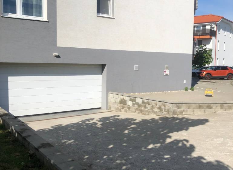 In Slovenský Grob, in der Rastislavova-Straße, befinden sich Garagen bei Wohngebäuden.
