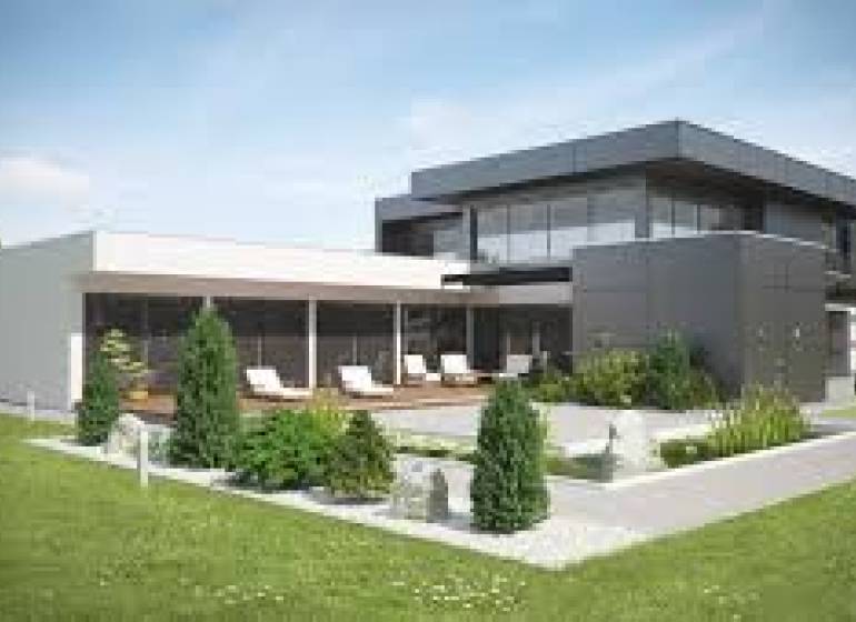 Ein Einfamilienhaus an den Sonnenseen in Senec neben den Schildern der Immobilienagentur.