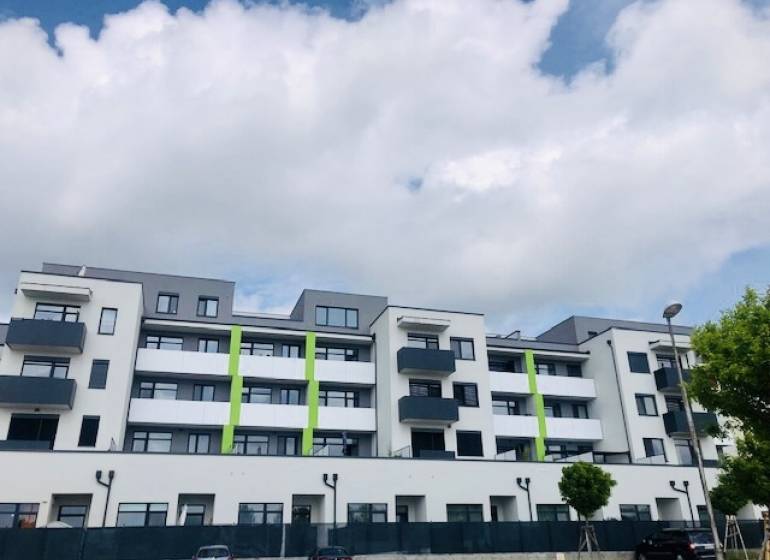 Wohnhaus in der Suvorovova-Straße in Pezinok, das 3-Zimmer-Wohnungen anbietet.