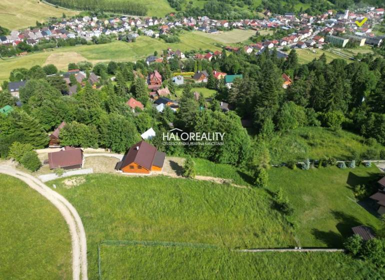 Luftaufnahme von Erholungsgrundstücken in Vyšné Ružbachy, umgeben von Grünflächen und Dorfhäusern.